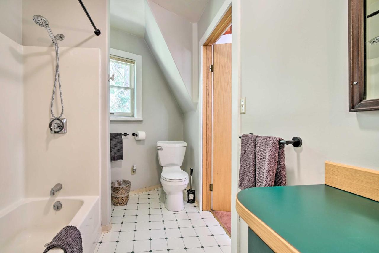 Holiday home Cozy Black Bear Retreat By Mount Rainier!